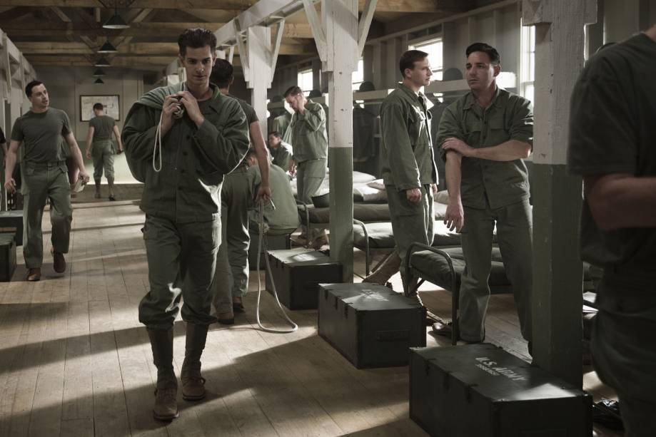 Andrew Garfield como o novato Desmond Doss