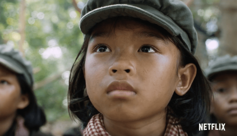 A pequena Loung Ung tentando entender o que está acontecendo